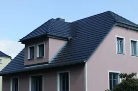 Beispiele für Steildaecher, Flachdächer oder Fassadenverkleidung nahe Bautzen