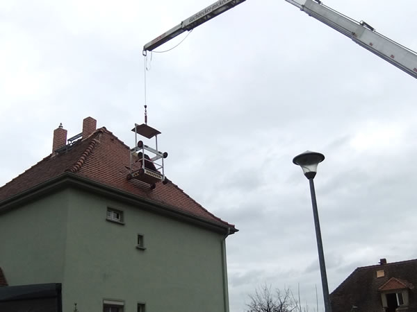 Dachreparatur mit Kran zum Dachziegel austauschen